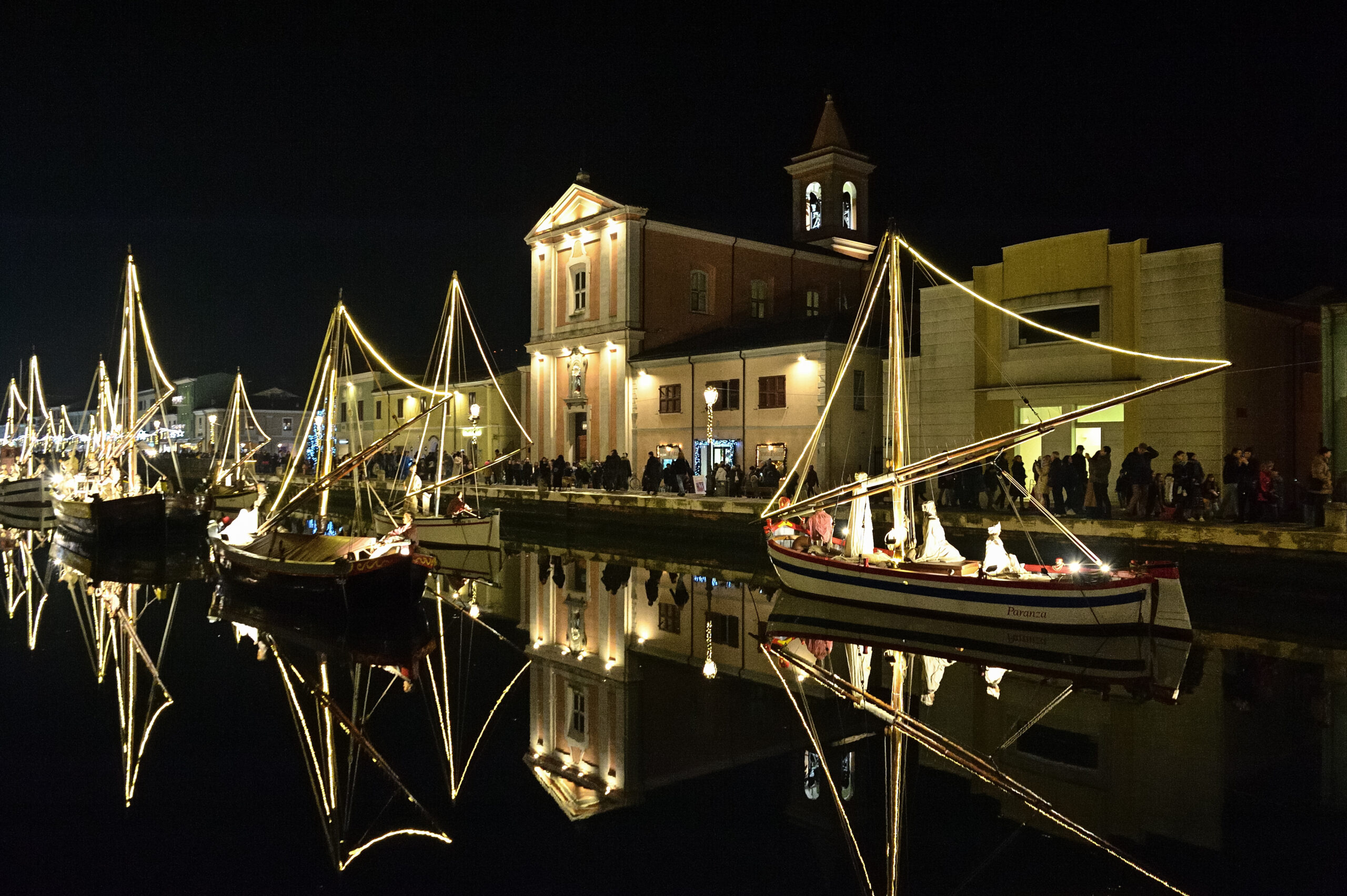 Presepe della marina di Cesenatico, una delle attrazioni più suggestive del comune rivierasco: si accende ogni anno, da quasi 40 Natali, sulle barche storiche del Porto Canale leonardesco, attirando ammiratori da lontano.