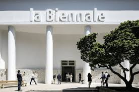 Biennale Venezia, Zabotti: ‘Dimensione affettiva di ‘Sestante domestico’ permette di parlare a tutti’ 02 aprile 2024 “Ciò che vogliamo comunicare è la possibilità di lasciare da parte per un attimo la dimensione geografica e sociale e dedicarci alla ricerca della dimensione affettiva, che permette di rivolgersi a tutti”. Così la curatrice del Padiglione Venezia Giovanna Zabotti, a margine della conferenza stampa di presentazione di "Sestante domestico" l'allestimento del Padiglione Venezia in occasione della 60^ Esposizione internazionale d’arte della Biennale di Venezia, firmato da Zabotti e sostenuto da Bper Banca quale main partner.